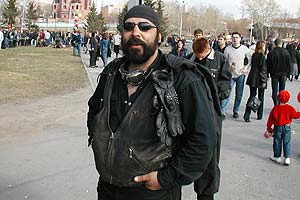 Молодежные группировки Екатеринбурга: Панки одеваются на помойках, а хиппи верят в любовь